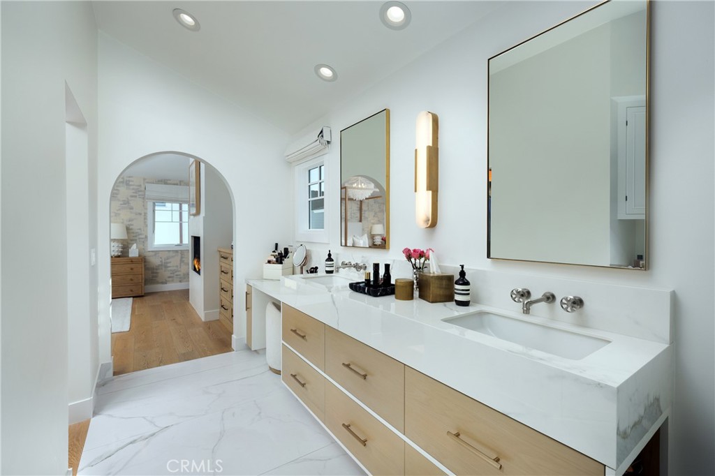 2771 Bayshore
