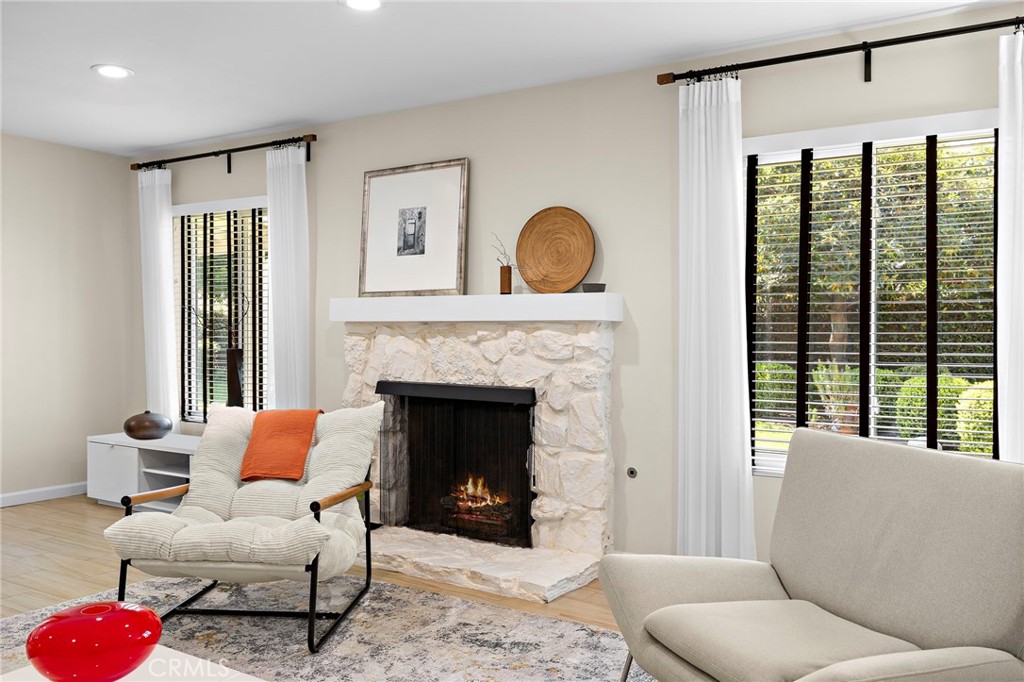 916 E Jonquil