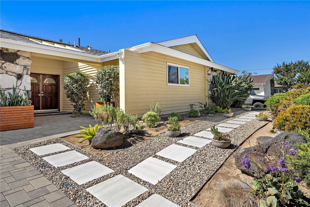 916 E Jonquil