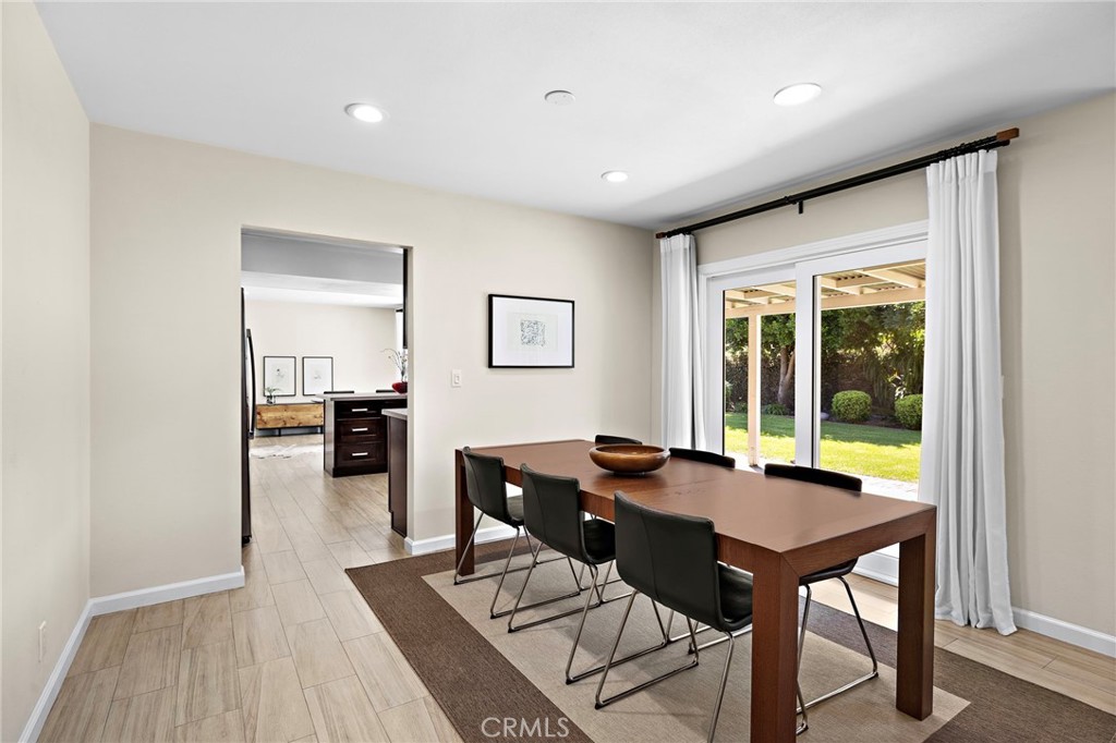 916 E Jonquil