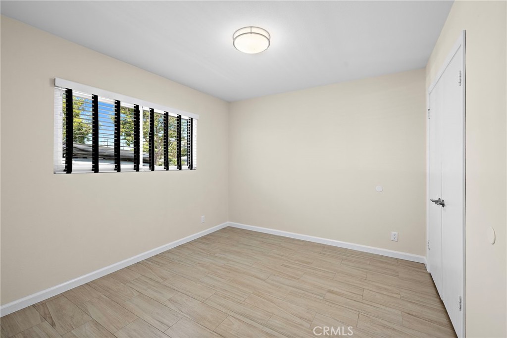 916 E Jonquil