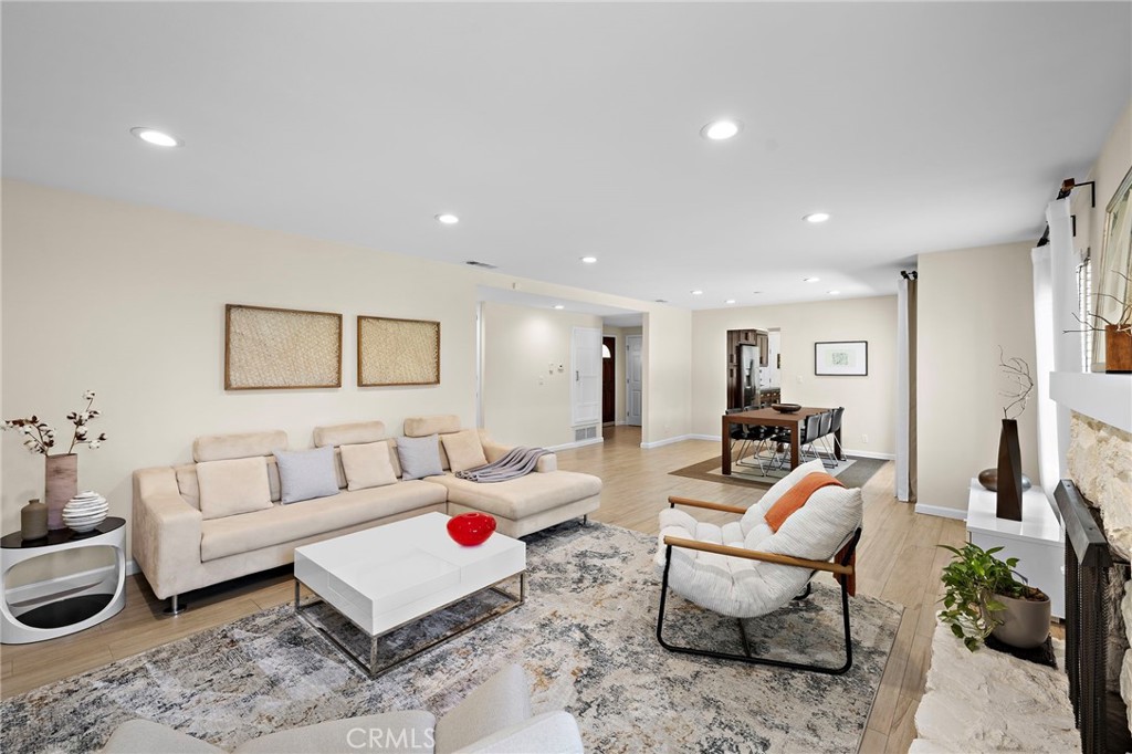 916 E Jonquil