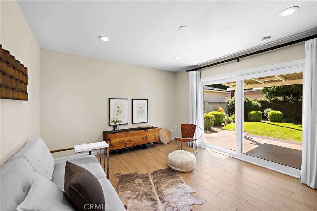 916 E Jonquil