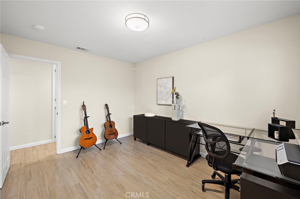 916 E Jonquil