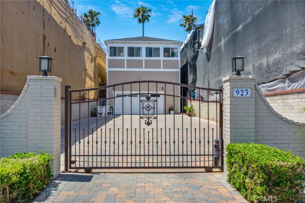923 E Balboa Boulevard
