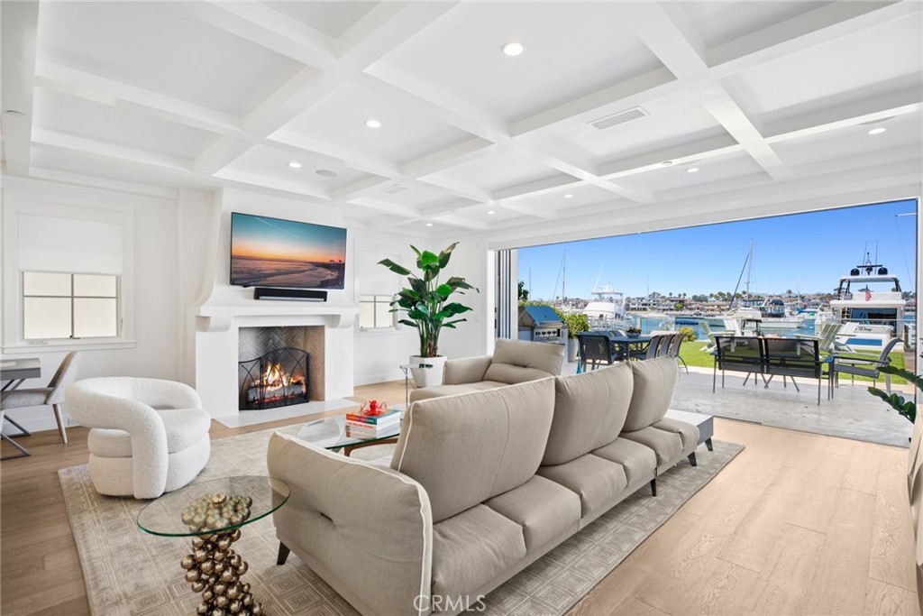 928 E Balboa Boulevard