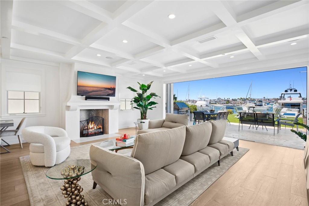 928 E Balboa Boulevard
