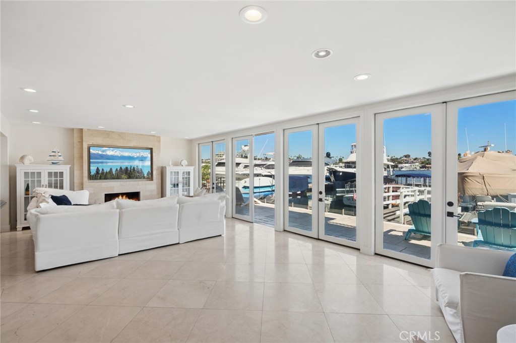 3322 Via Lido