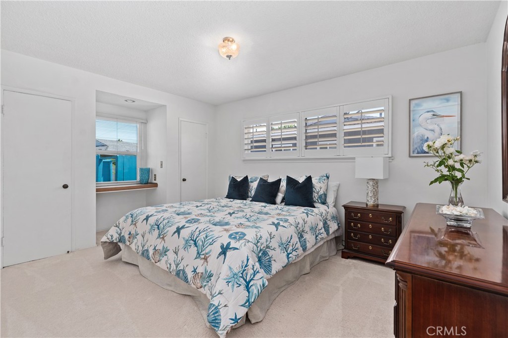 1327 E Kenwood Avenue