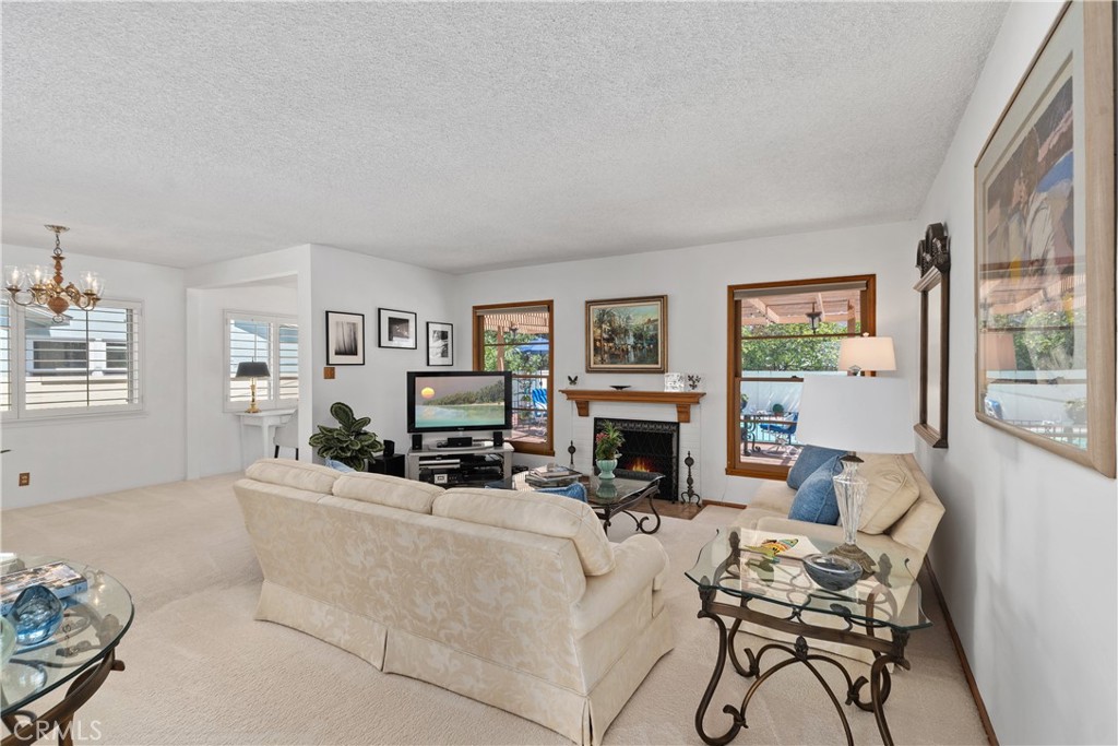 1327 E Kenwood Avenue