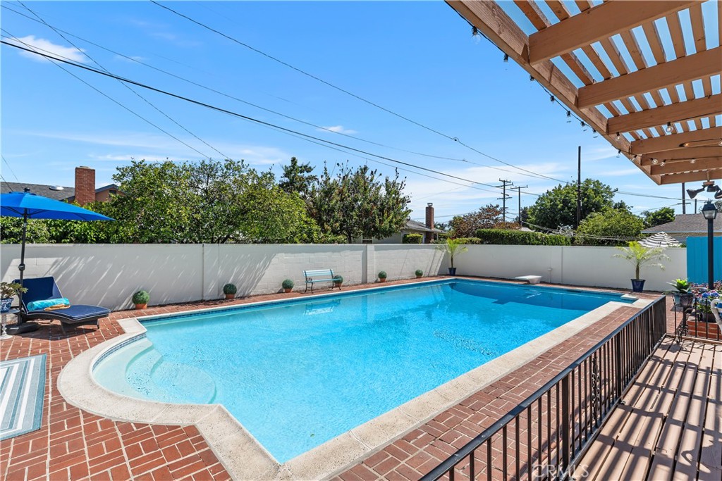 1327 E Kenwood Avenue