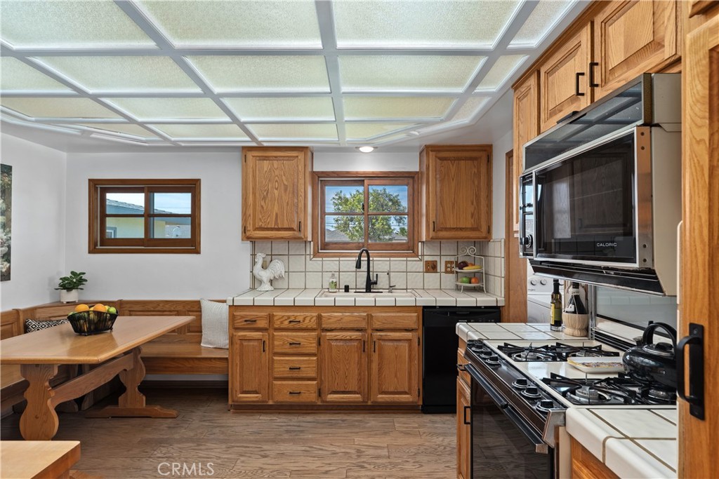 1327 E Kenwood Avenue