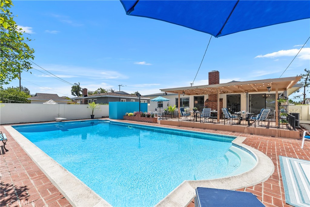 1327 E Kenwood Avenue