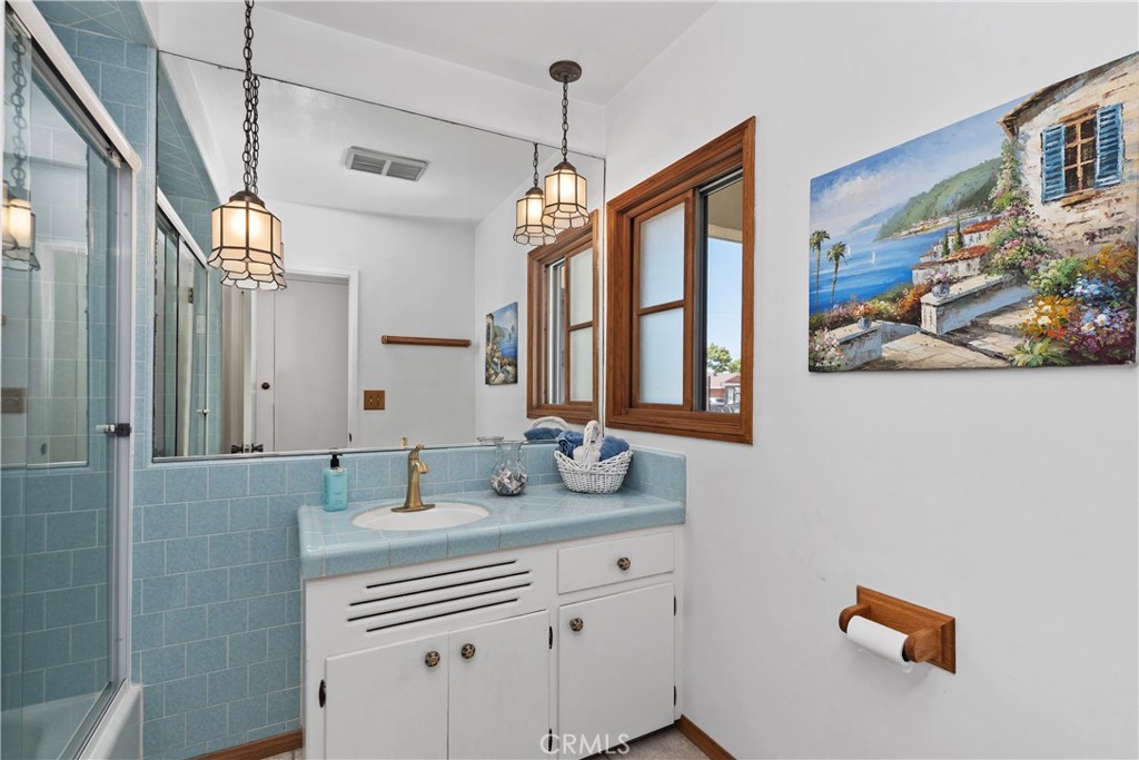 1327 E Kenwood Avenue