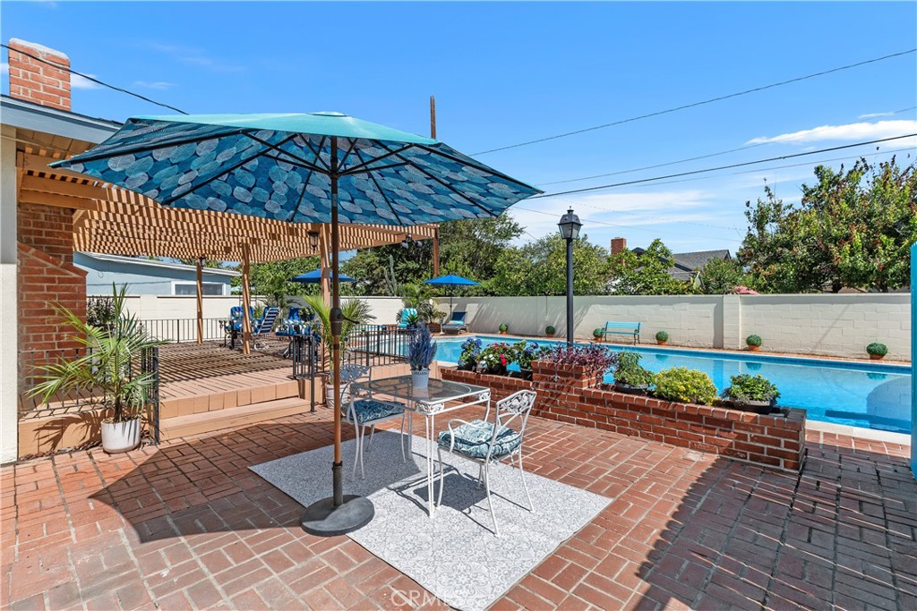 1327 E Kenwood Avenue