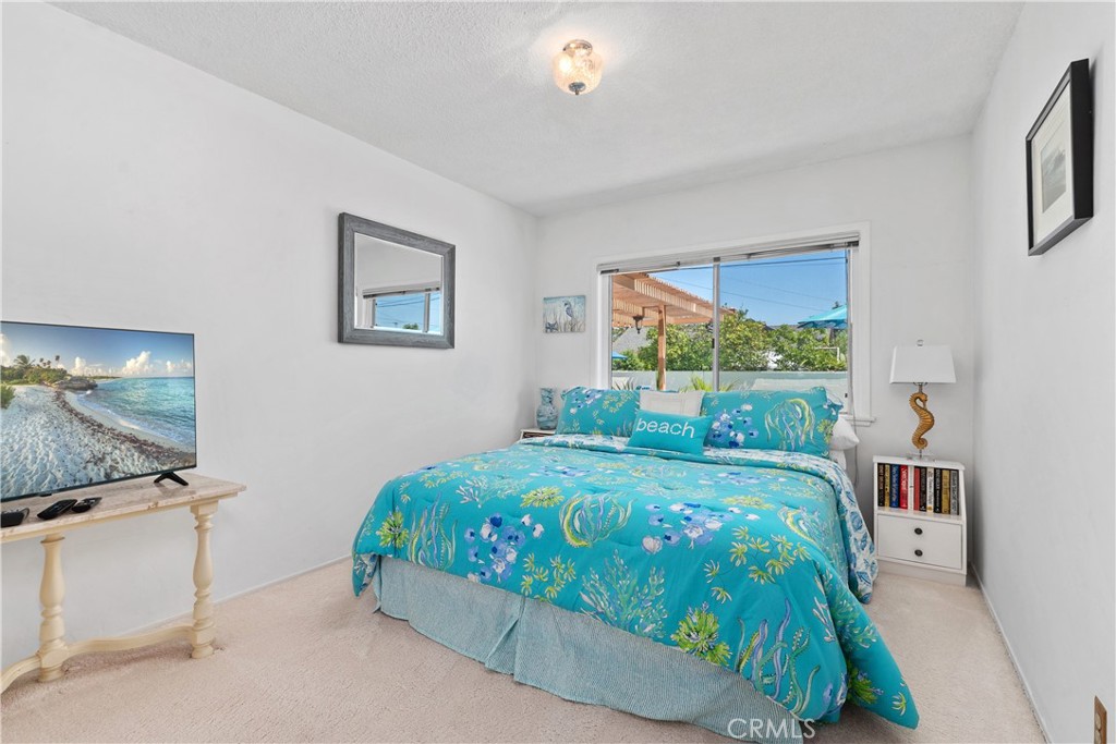 1327 E Kenwood Avenue