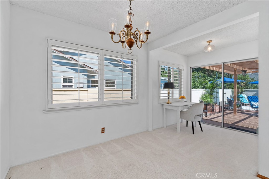 1327 E Kenwood Avenue