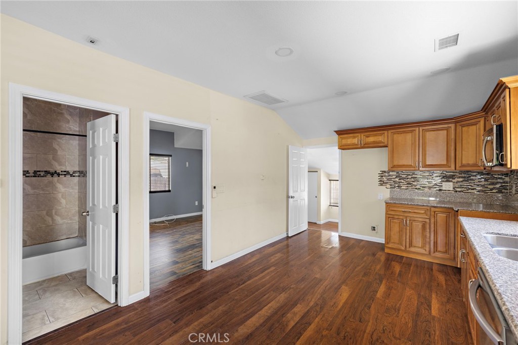 1040 W 3rd
