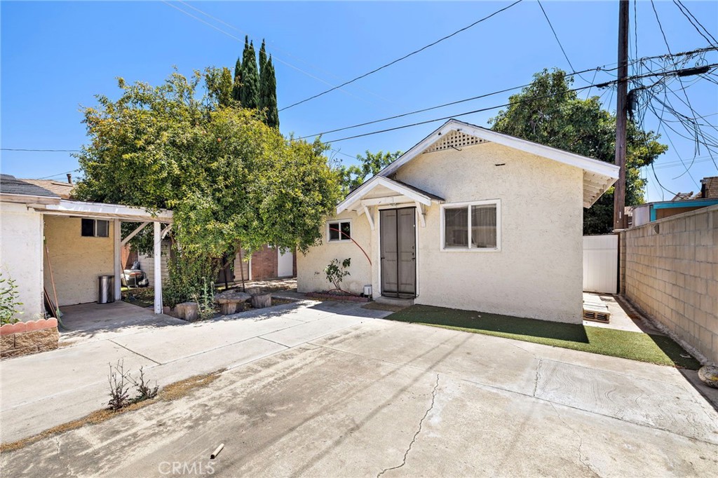 1040 W 3rd