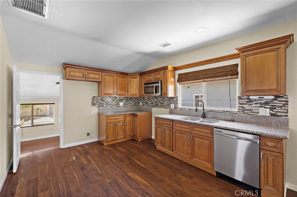 1040 W 3rd