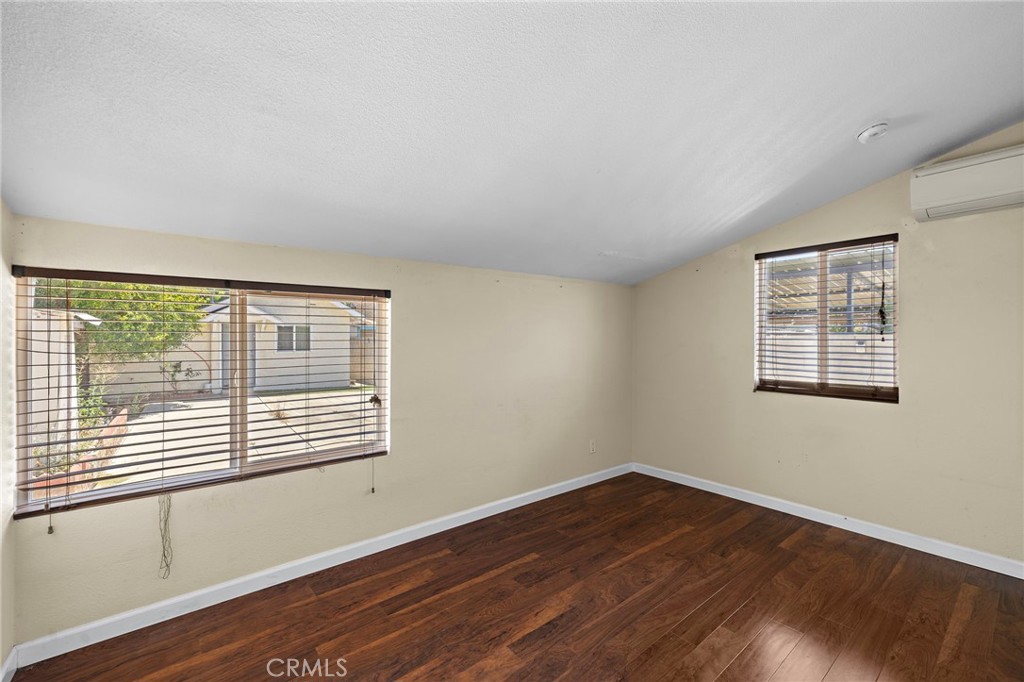 1040 W 3rd