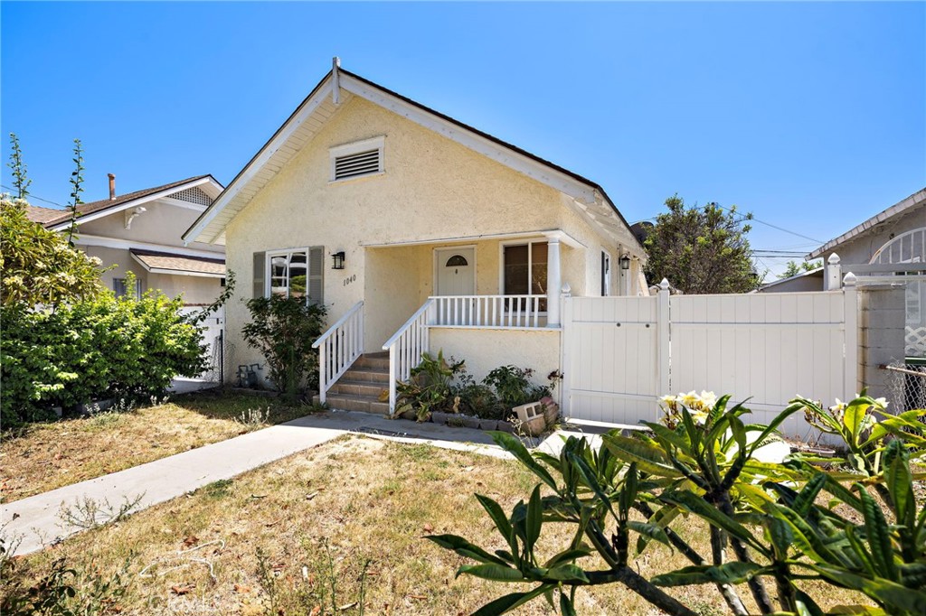 1040 W 3rd