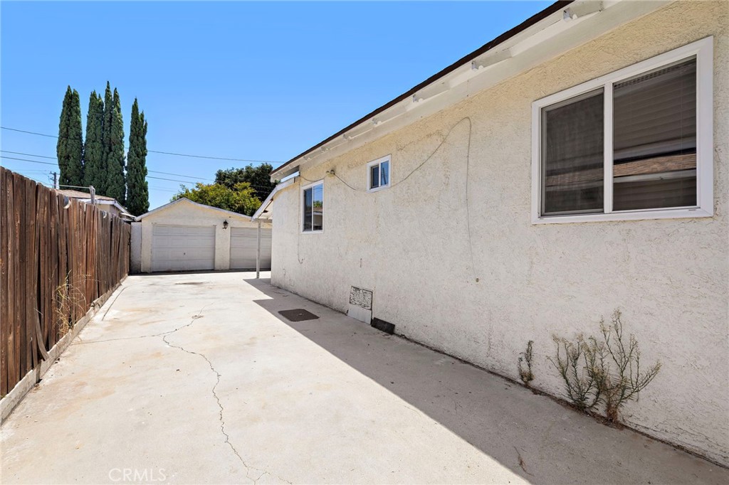 1040 W 3rd