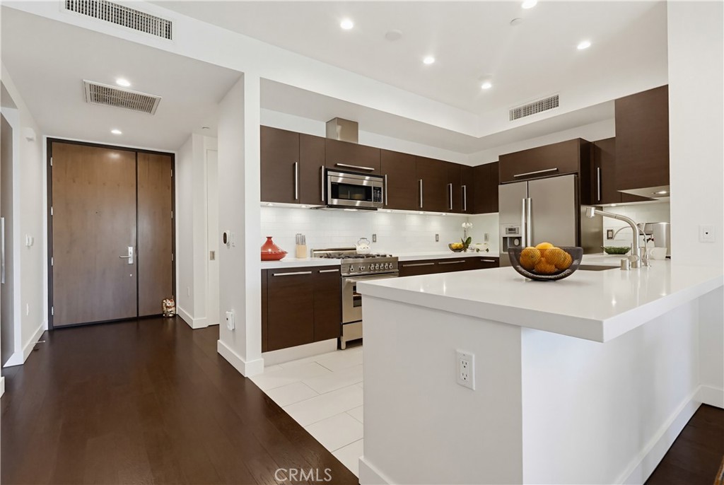 855 N Croft Avenue 302