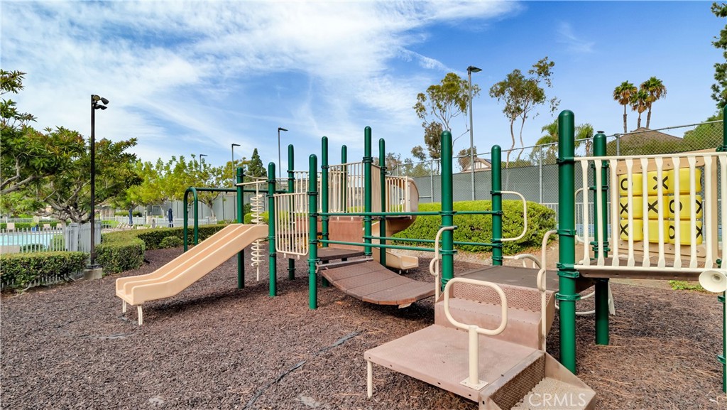 6139 E West View
