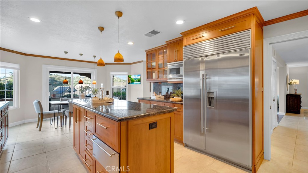 6139 E West View