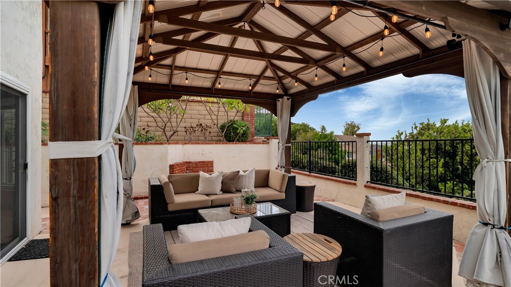 6139 E West View