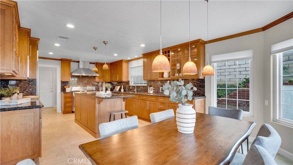 6139 E West View