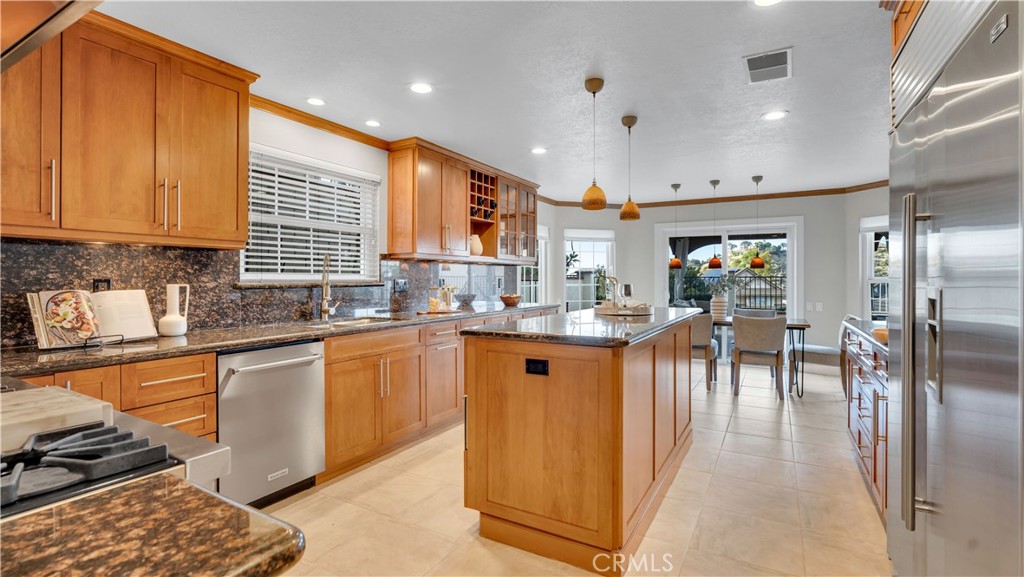 6139 E West View