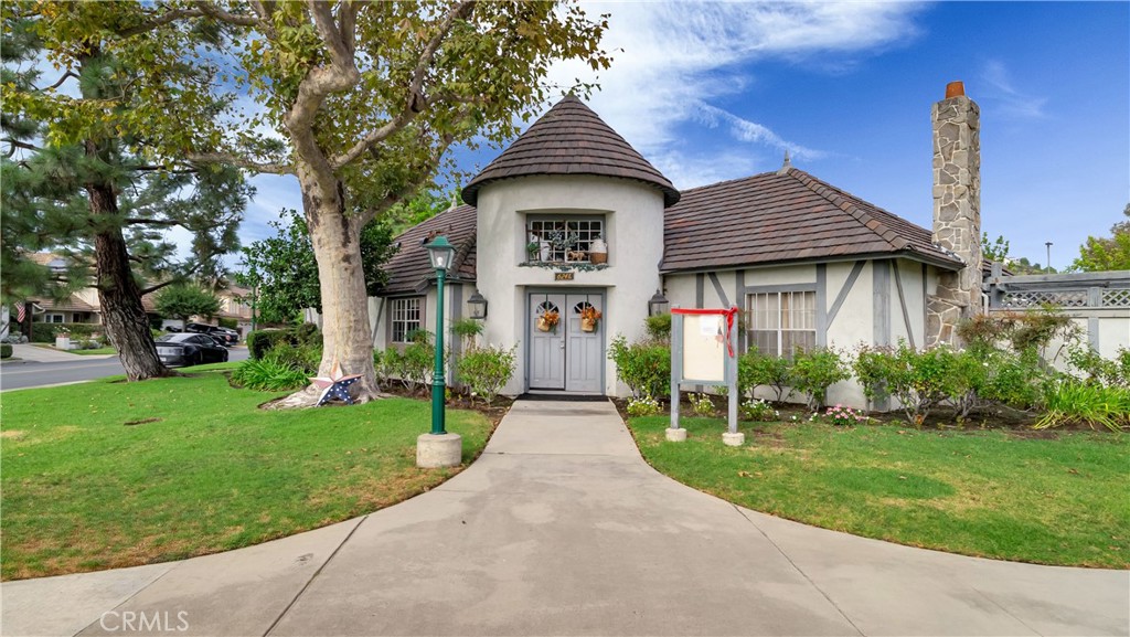 6139 E West View