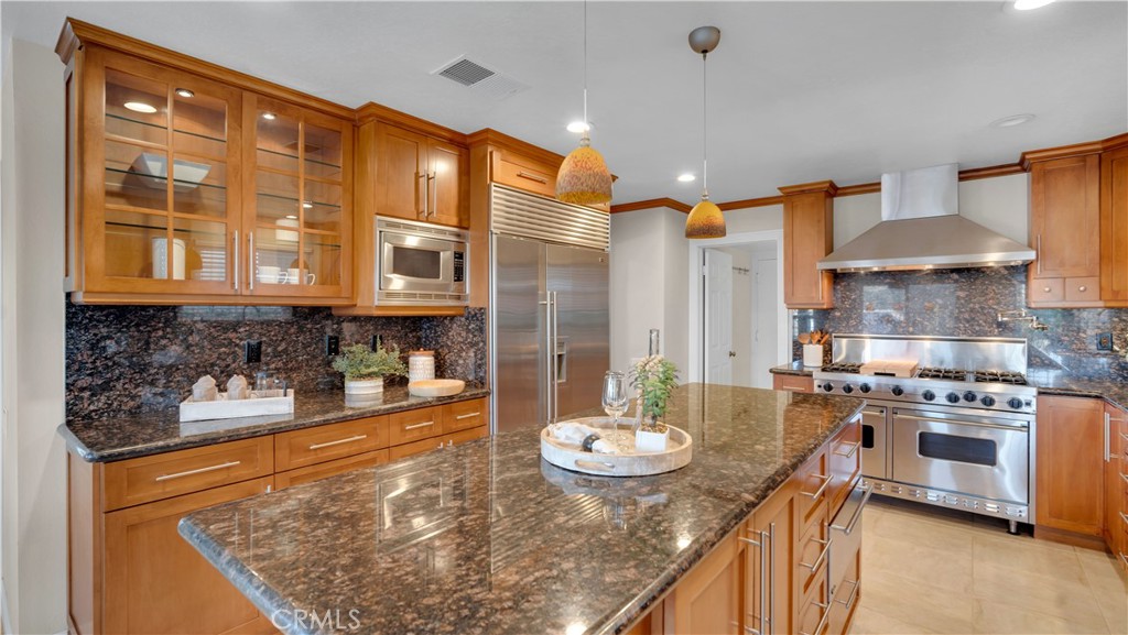 6139 E West View