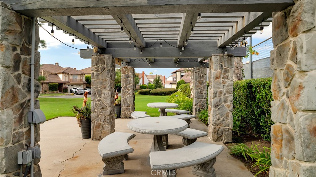 6139 E West View