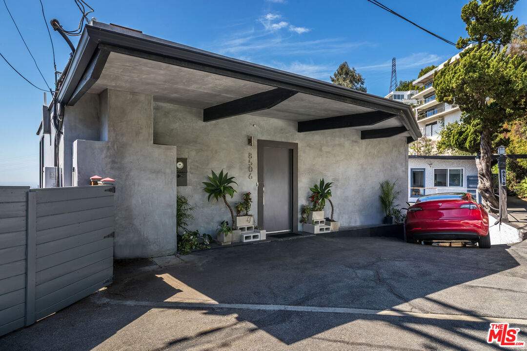 8506 Magnolia Dr