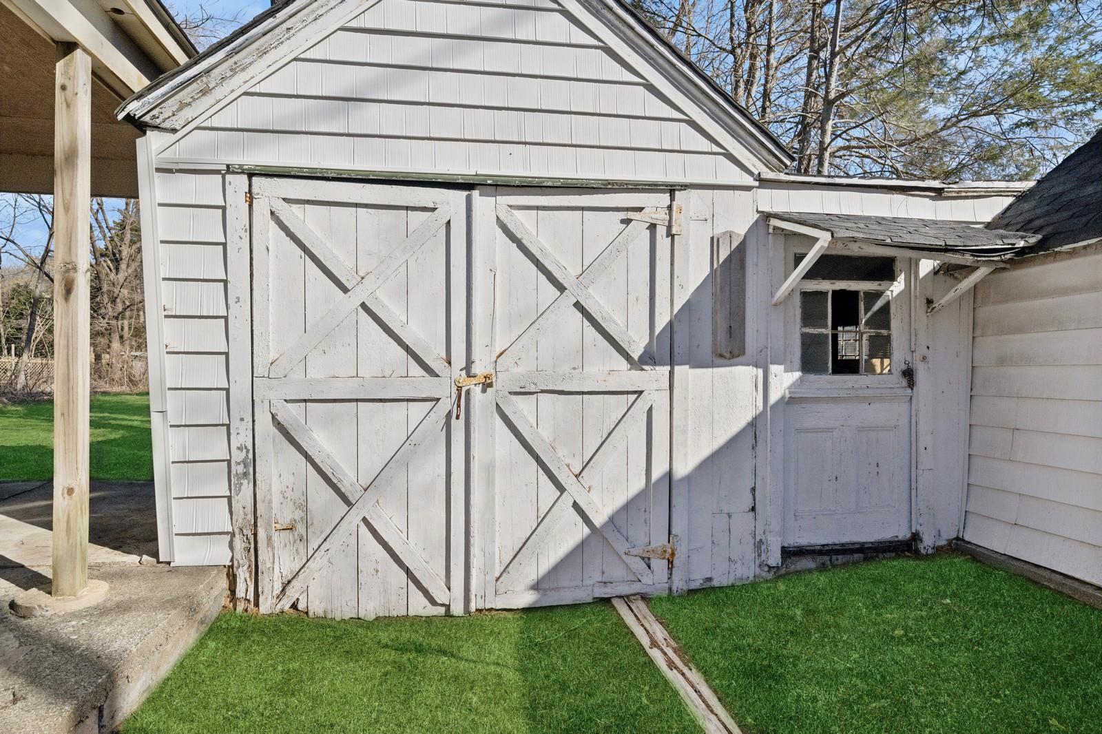 807 Meadow Road