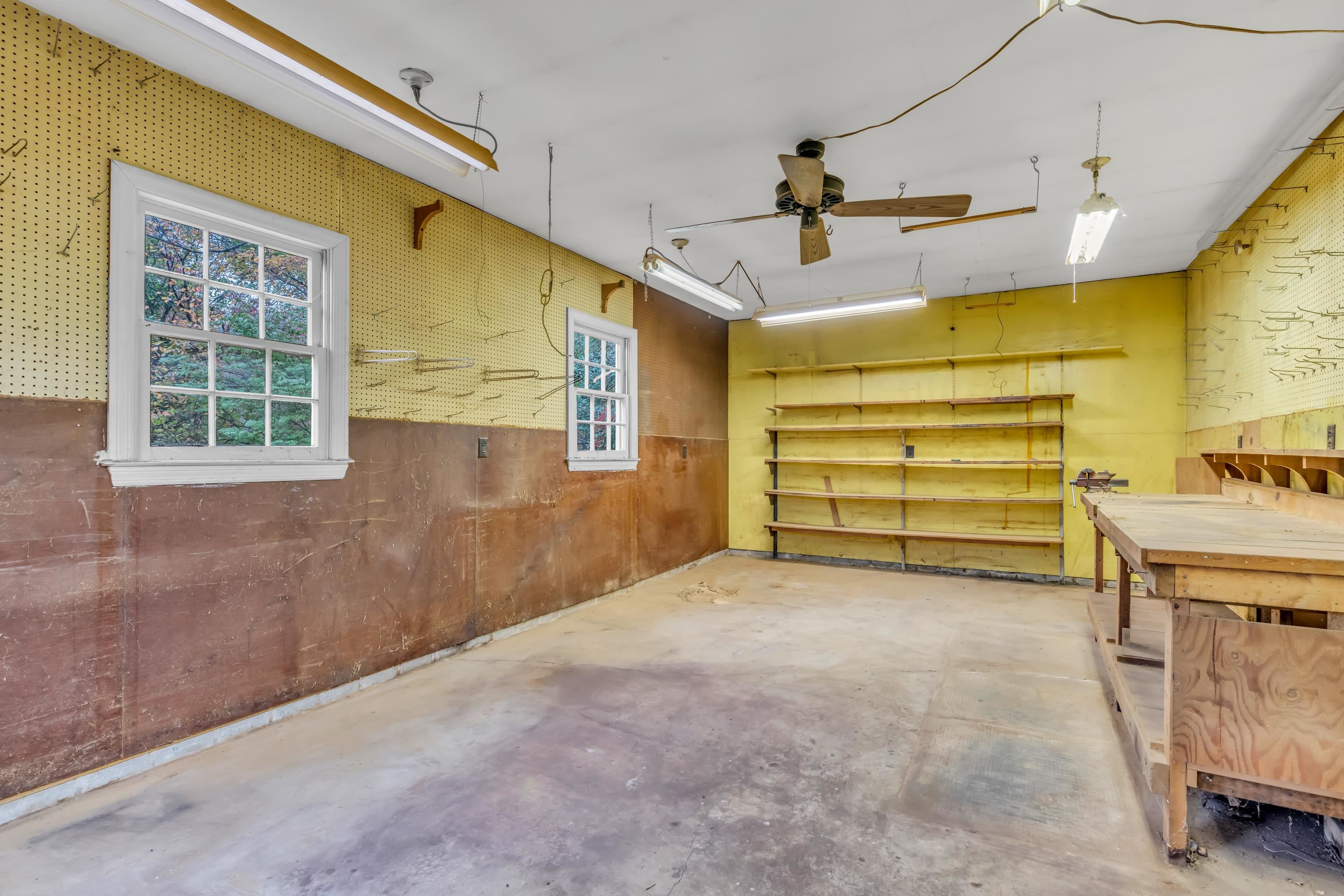 933 PARK VALLEY RD
