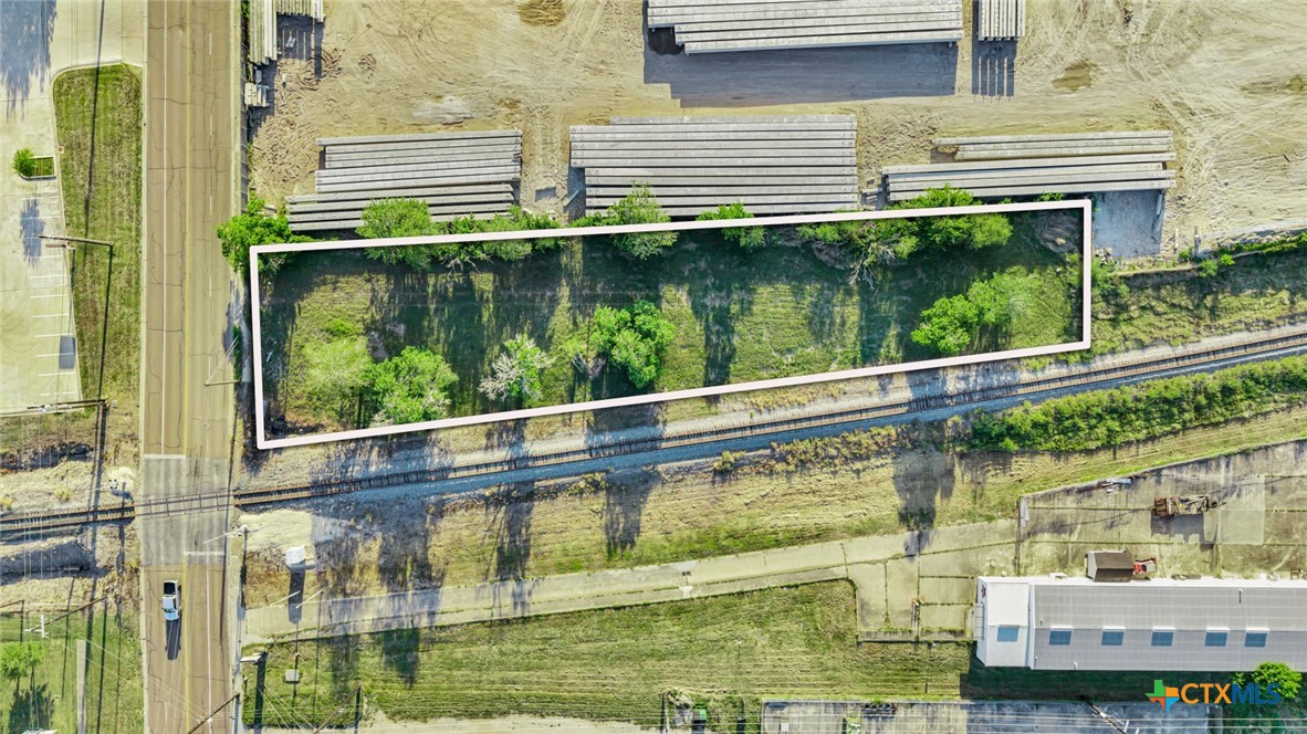 102 W Mockingbird Lane