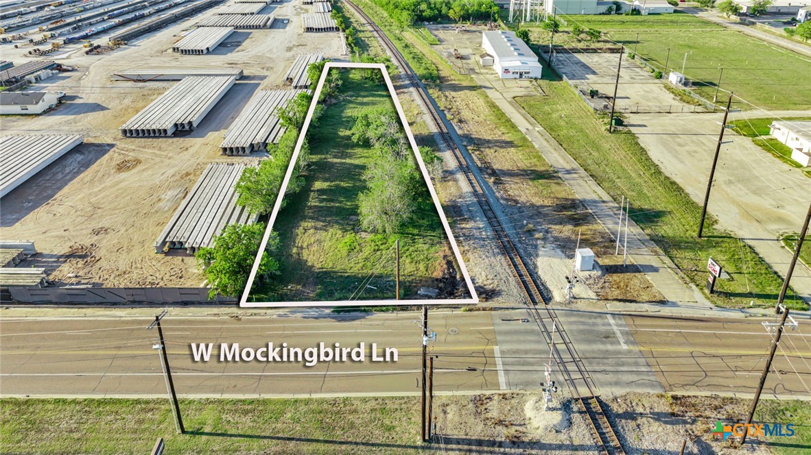 102 W Mockingbird Lane