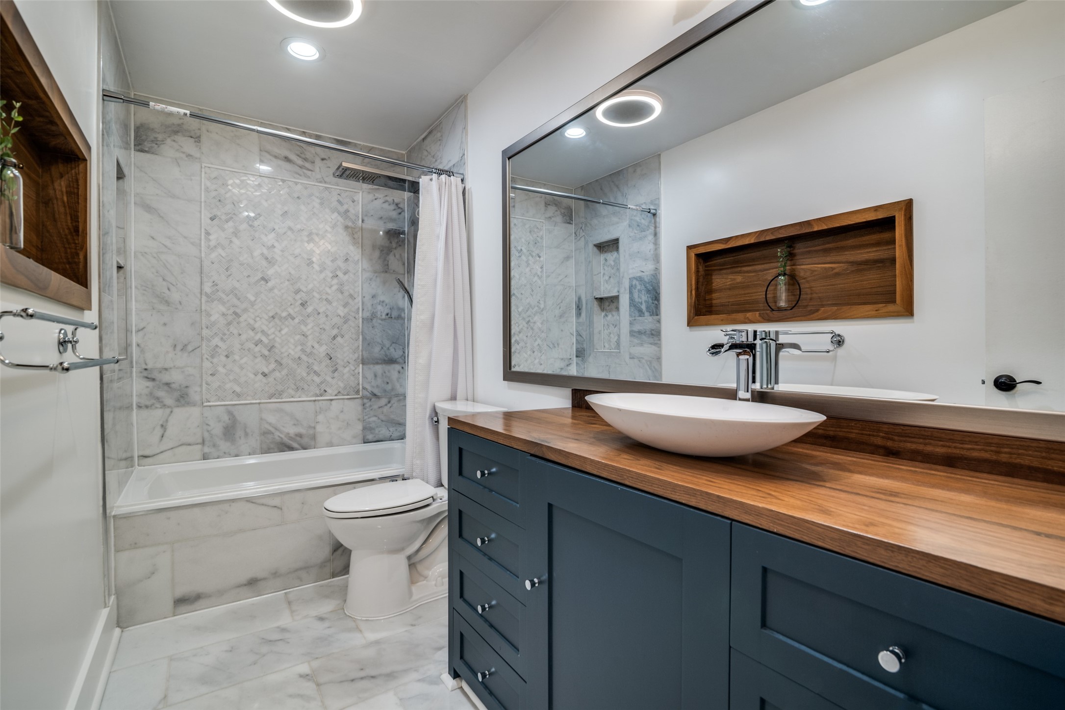 913 Lake Meadows Drive