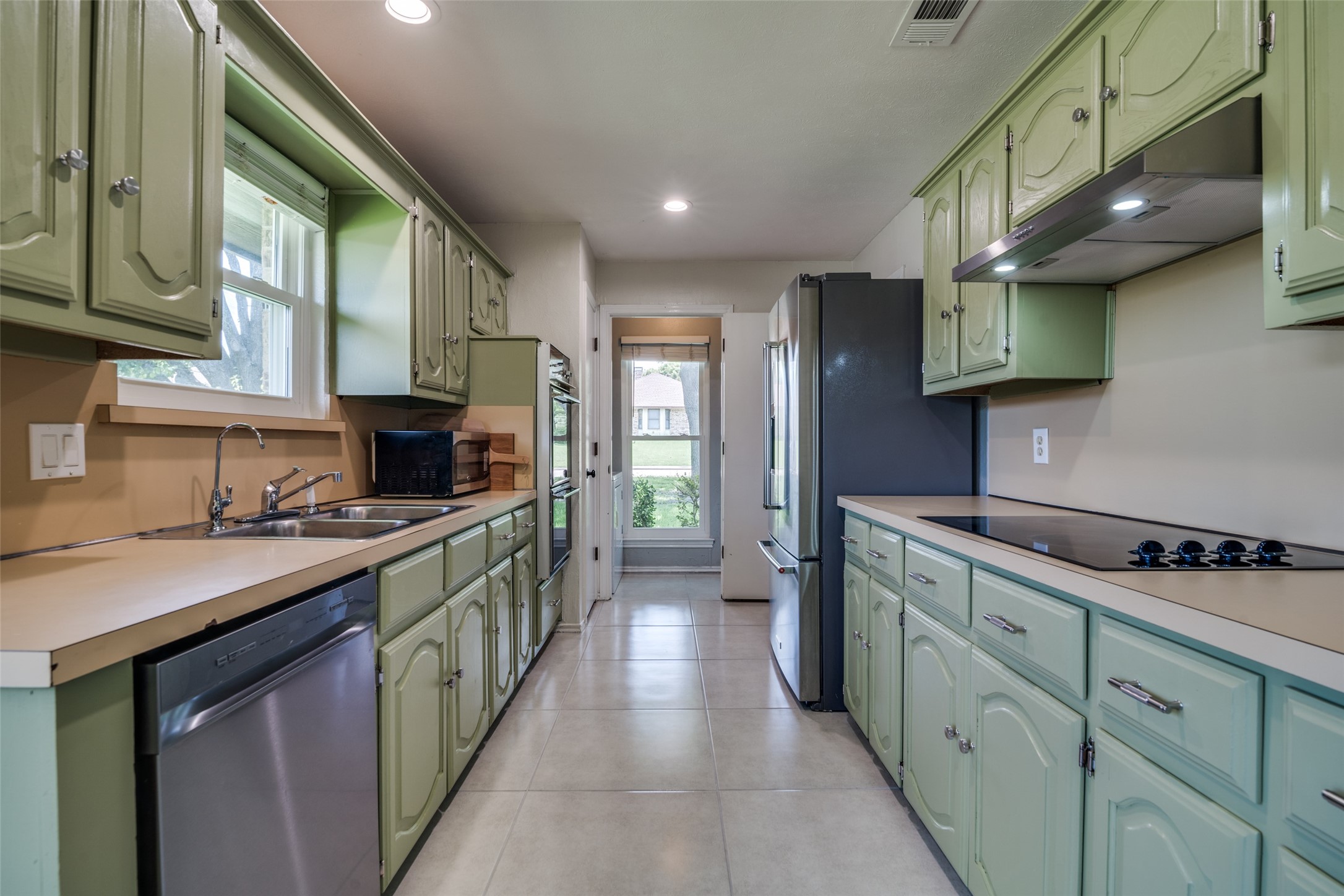 913 Lake Meadows Drive