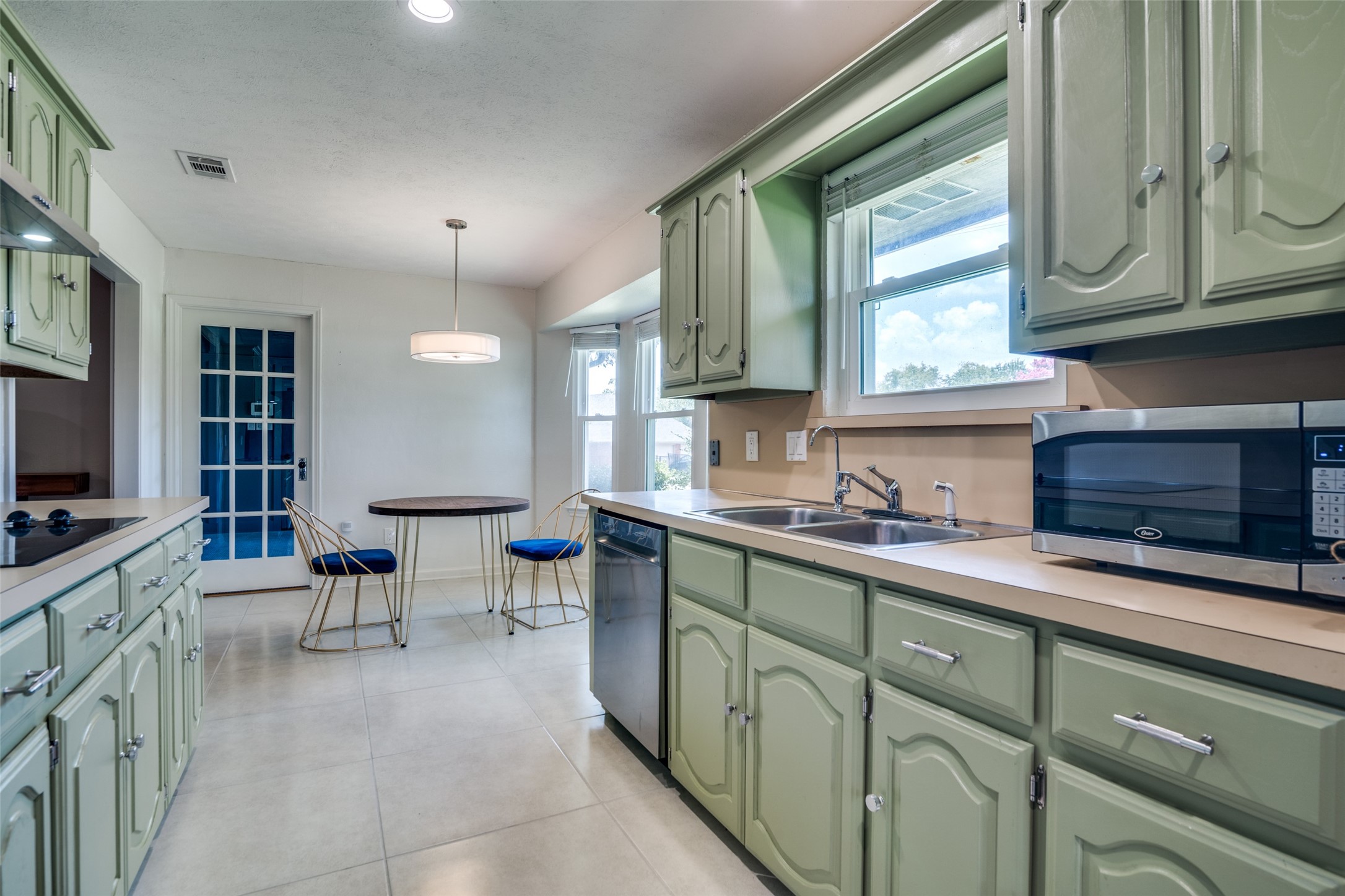 913 Lake Meadows Drive