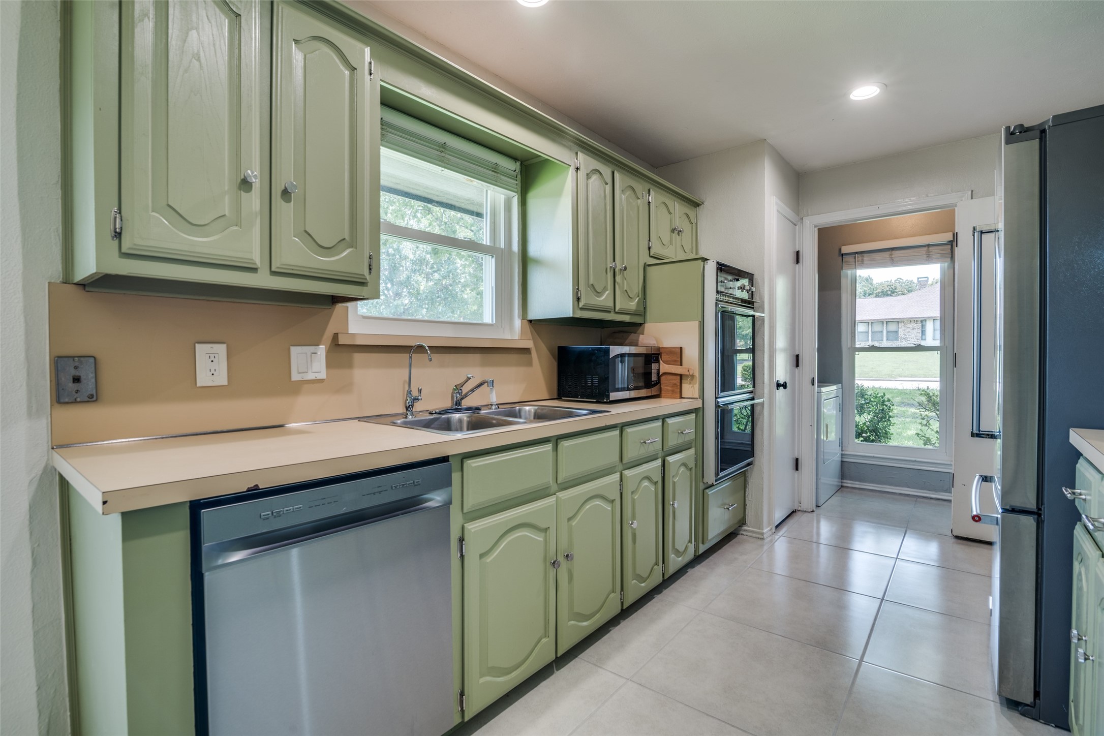 913 Lake Meadows Drive