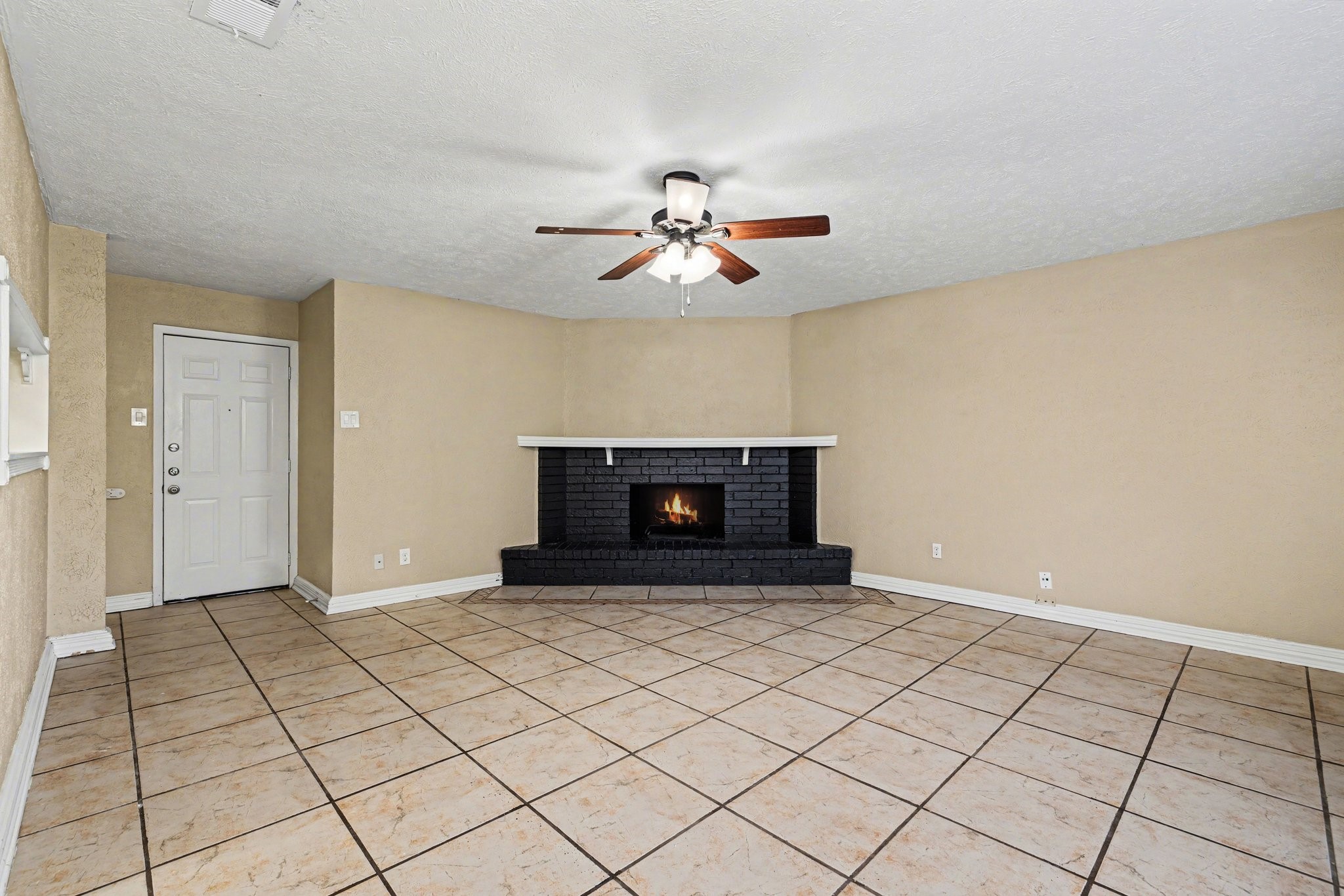 7427 Sandhurst Lane N