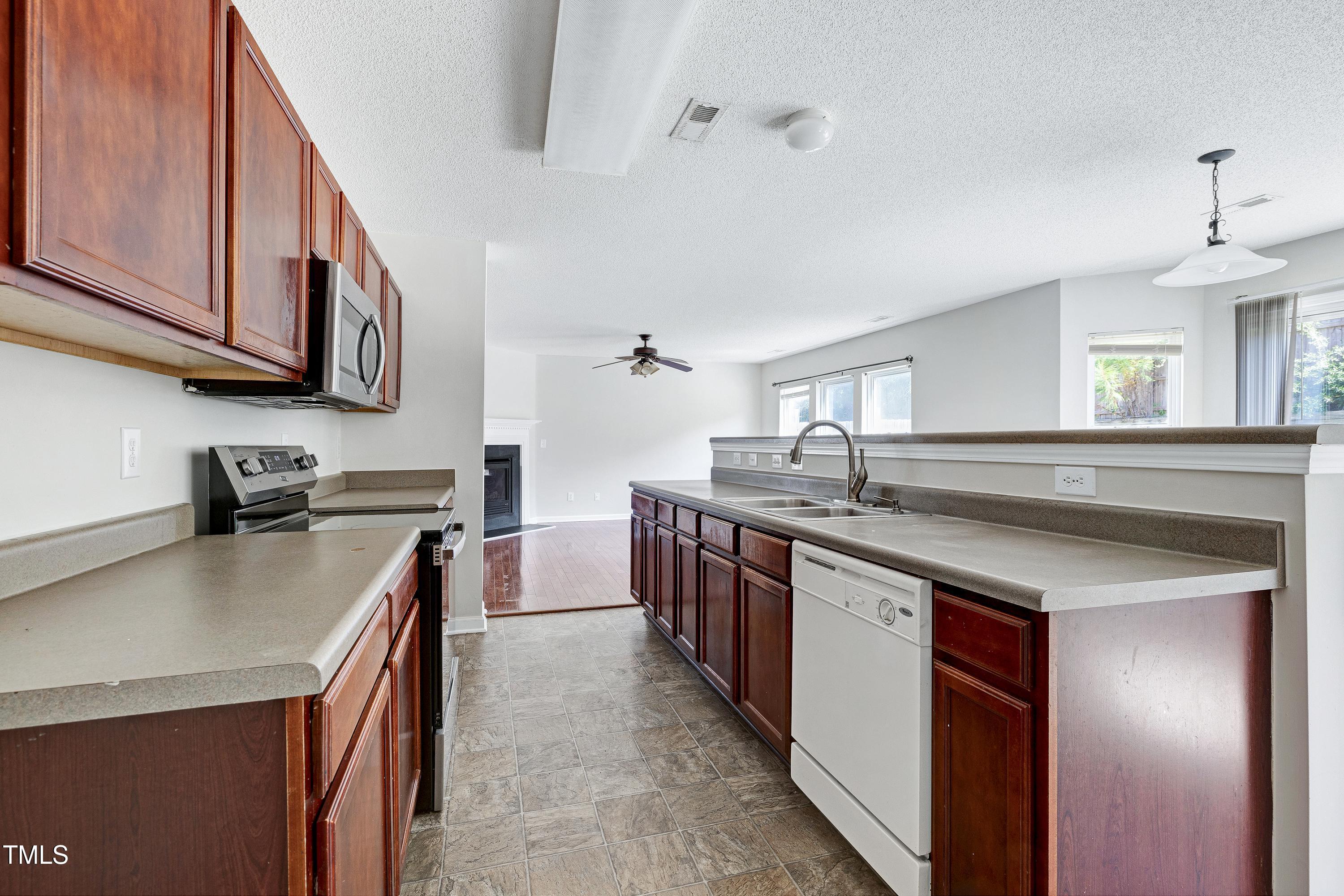 2817 Roundleaf Court