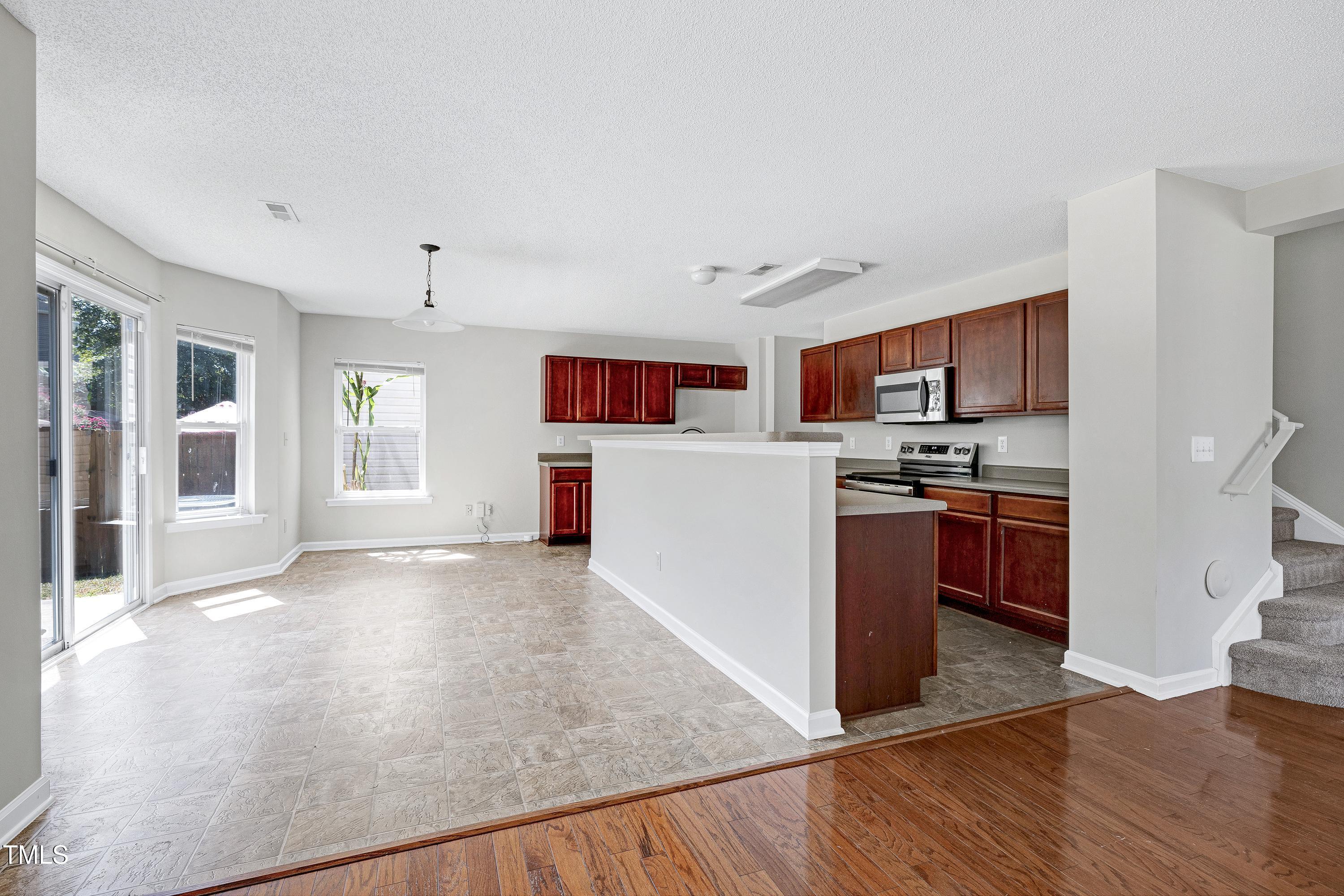 2817 Roundleaf Court