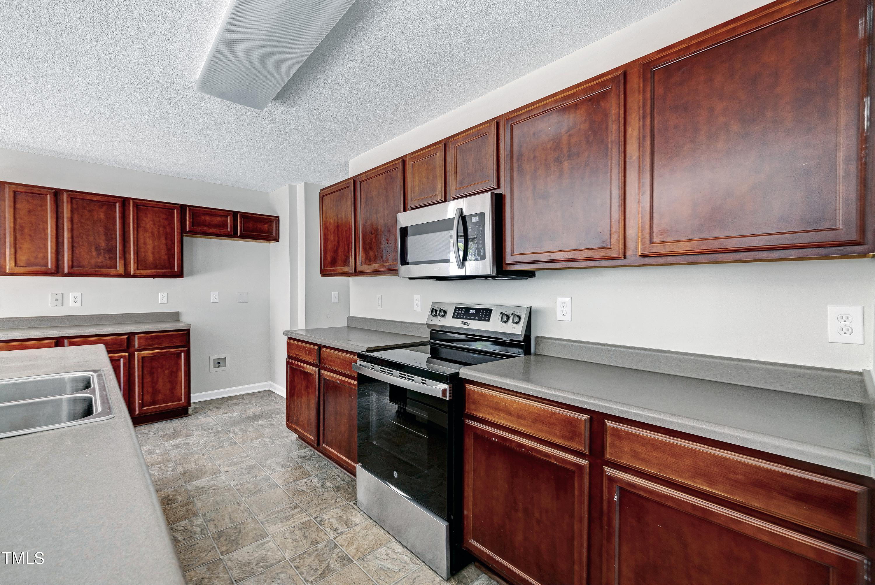 2817 Roundleaf Court