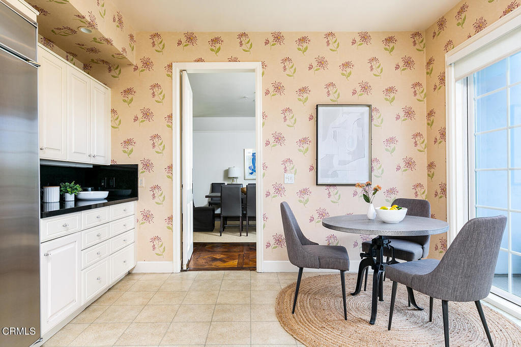 519 S Orange Grove Boulevard Unit: 300